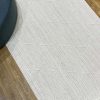 שטיח מעויינים לבן