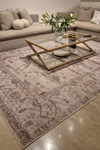 שולחן מעל שטיח