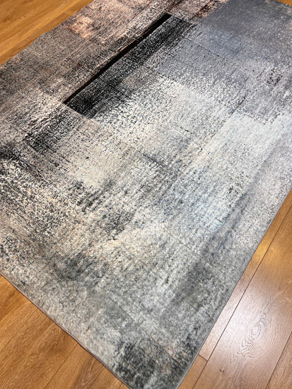 שטיח מודרני בגווני שחור חום כחול