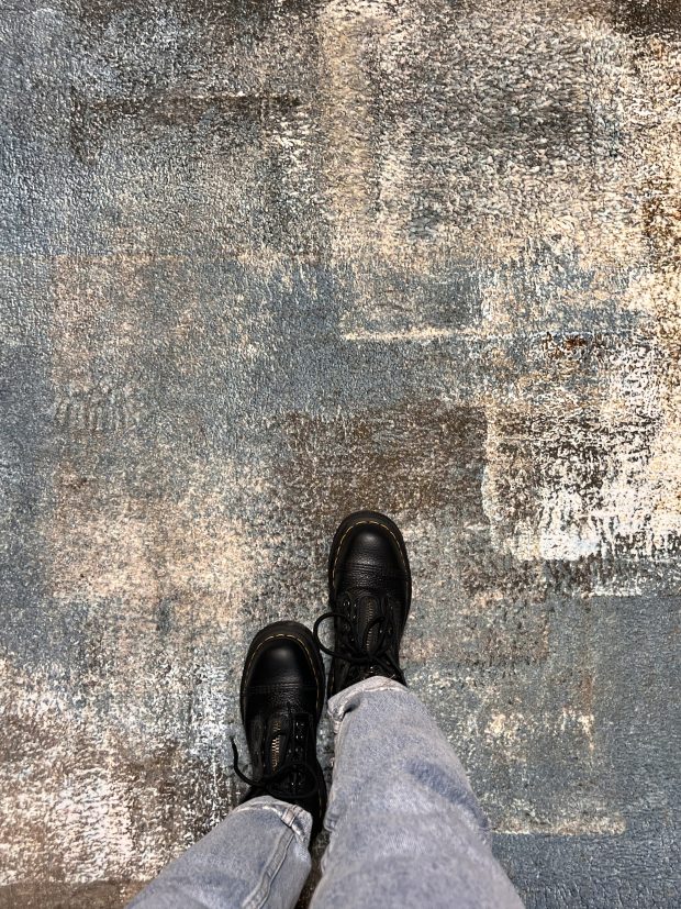 שטיח מודרני בגווני כחול וחום