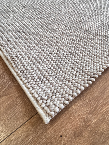 שטיח לולאות לבן עם בז'