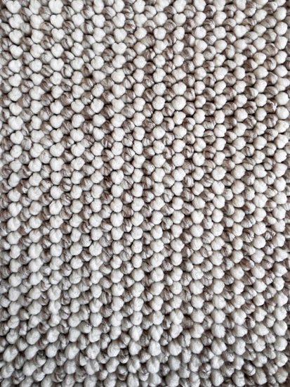 שטיח לולאות לבן עם בז'